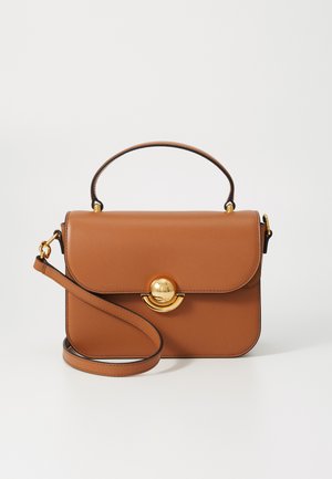 Bruine lederen handtas met een gestructureerd ontwerp, gouden hardware, een bovenhandvat en een afneembare schouderband. Gladde textuur, minimale details.