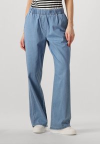 Minus WIJDE BORA MID WAIST - Zvonové d�žínsy - light denim