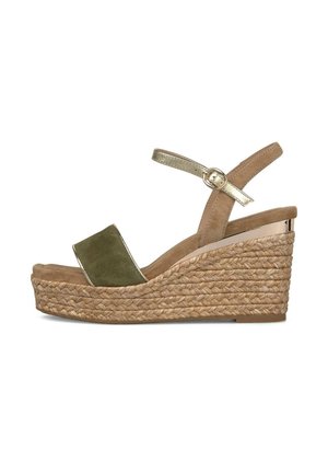 Sandalia de cuña con plataforma trenzada, tira frontal verde oliva, tirilla beige en el tobillo con hebilla dorada y detalle metálico dorado en el tacón.