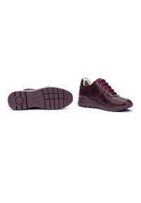 Zapatillas de cuero burdeos con una textura suave, cuello acolchado y diseño de cordones. Presentan una suela de goma morada con detalle de tracción.