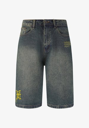 Denim shorts, lyseblå med falmet tekstur. Har gul branding på højre ben, fem-lomme design og standard talje med knap.