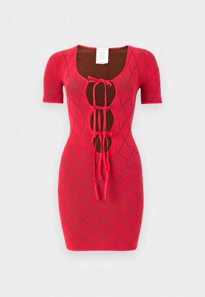 Czerwona sukienka z krótkim rękawem z wzorem w romby, ściągana z przodu sznurkami i o dopasowanym kroju. Gładka tekstura.