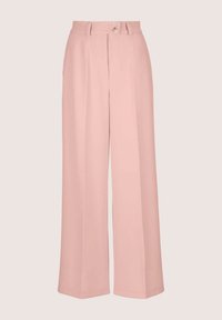 Wijde, hoog uitgesneden broek in zachtroze stof, met een frontsluiting met knoop, scherpe plooien en een gladde textuur.
