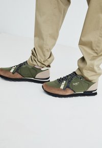 - Sneakersy niskie
