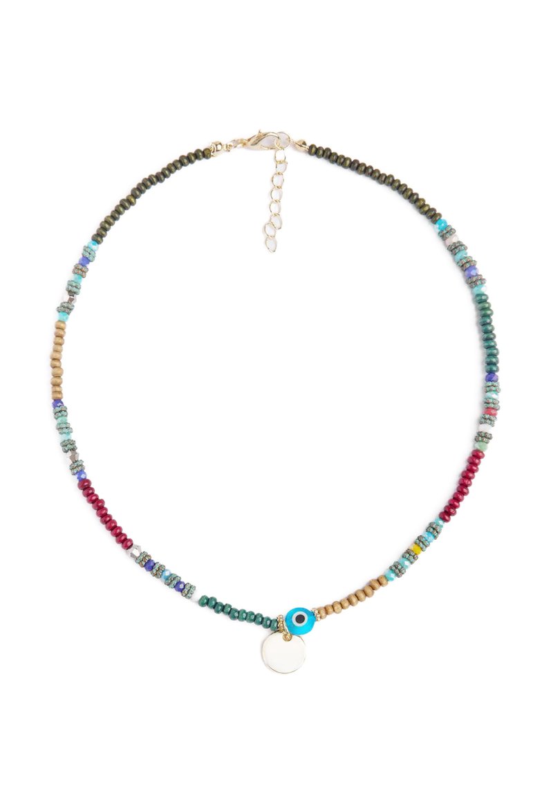 Collana di perline con perline multicolori in verde, blu, rosso e oro, accompagnata da un piccolo ciondolo circolare e un accento a forma di occhio.