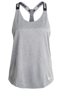 Harmaa urheilullinen toppi, jossa on väljä istuvuus, kaksinkertainen ristikkäin hihnamuotoilu ja "Just Do It" -brändäys hihnoissa. Mukana Nike-logo.