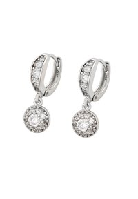 Sidabriniai auskarai žiedai su mažų skaidrių kristalų eile ir kabinamu apvaliu pakabuku, padengtu didesniais skaidriais akmenimis.