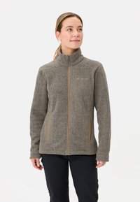 Grijze fleece jas met een hoge kraag, rits aan de voorkant en tan accenten op de zakken. Heeft een zachte textuur en een getailleerd ontwerp.