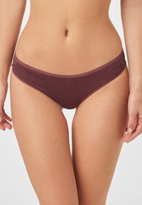 Bordeaux katoenen bikini-slipjes met een subtiele glans, voorzien van een soepele tailleband en decoratieve stiksels aan de zijkanten.