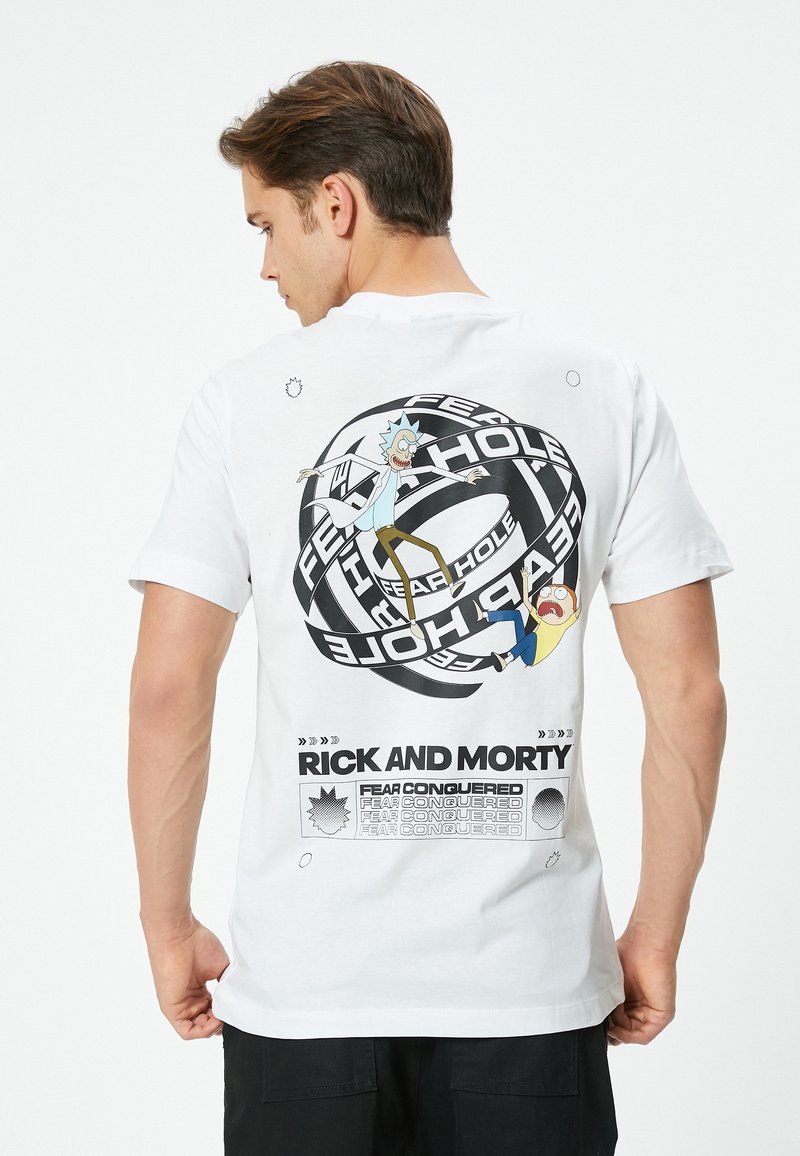Biała bawełniana koszulka z grafiką dwóch animowanych postaci na tle czarnej spirali, z napisem "RICK AND MORTY" oraz akcentami w stylu komiksowym.