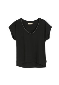 Czarna koszulka z dekoltem w kształcie litery V, krótkimi rękawami i nieco dłuższym tyłem. Wykończona kontrastowym szwem przy dekolcie. Wykonana z bawełny.