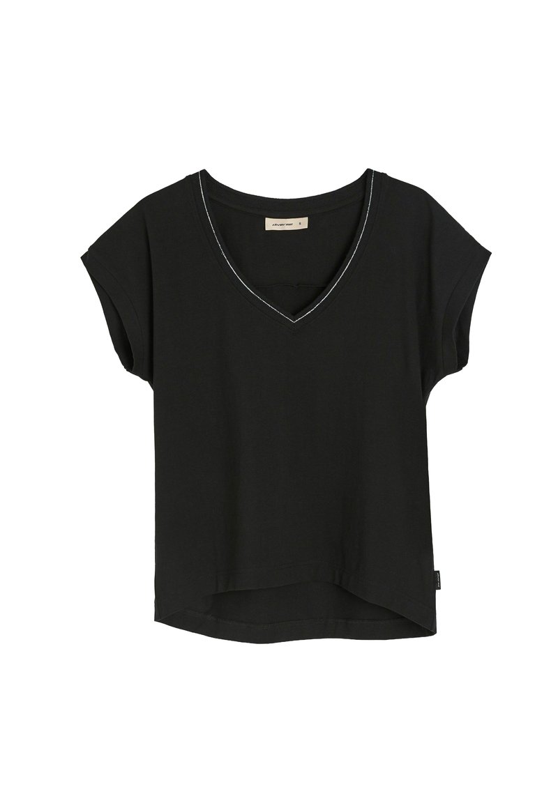 Czarna koszulka z dekoltem w kształcie litery V, krótkimi rękawami i nieco dłuższym tyłem. Wykończona kontrastowym szwem przy dekolcie. Wykonana z bawełny.