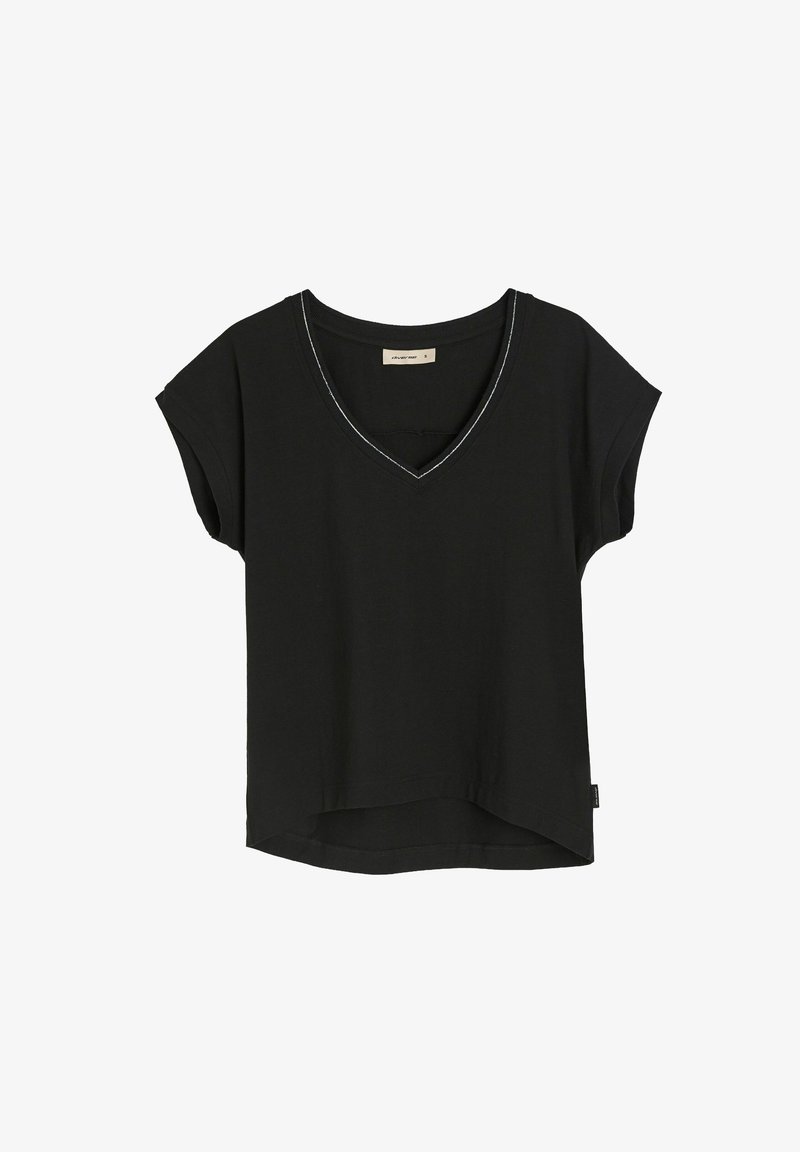 Czarna koszulka z dekoltem w kształcie litery V, krótkimi rękawami i nieco dłuższym tyłem. Wykończona kontrastowym szwem przy dekolcie. Wykonana z bawełny.