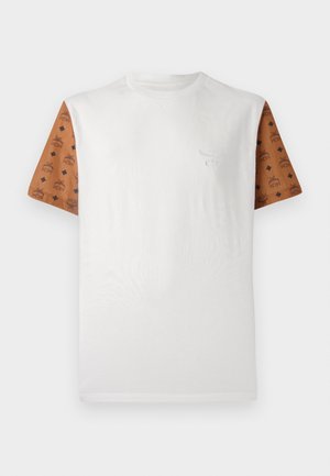 Kortermet T-skjorte med hvit kropp og mønstrede brune ermer som har et gjentakende design i svart. Detaljert logo på brystet.