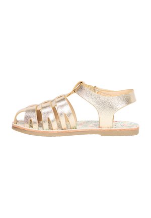 Sandale métallique dorée avec plusieurs lanières, design ouvert à l'avant et soutien de la cheville. Semelle intérieure texturée avec un motif floral. Semelle plate.