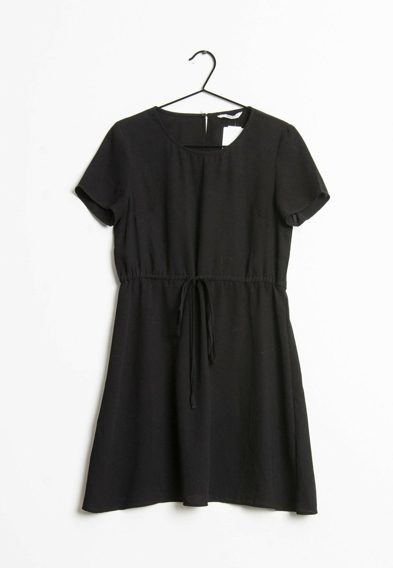 Robe noire à manches courtes avec encolure ronde et ceinture à la taille, suspendue sur un cintre noir contre un fond blanc.