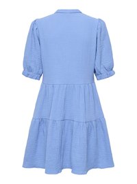 Rochie scurtă texturată, bleu deschis, cu mâneci bombate până la cot, detalii strânse pe niveluri și un guler mic, văzută din spate.