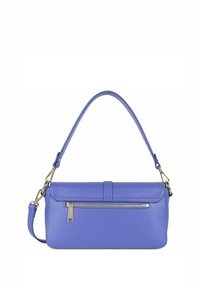 Paars leren handtas met een afneembare schouderriem, een ritszak aan de voorkant en een zachte textuur. Voorzien van goudkleurige hardware.