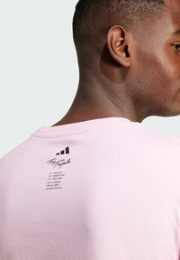 adidas Sportswear LOUNGE DRINK GRAPHIC - Camiseta estampada - true pink