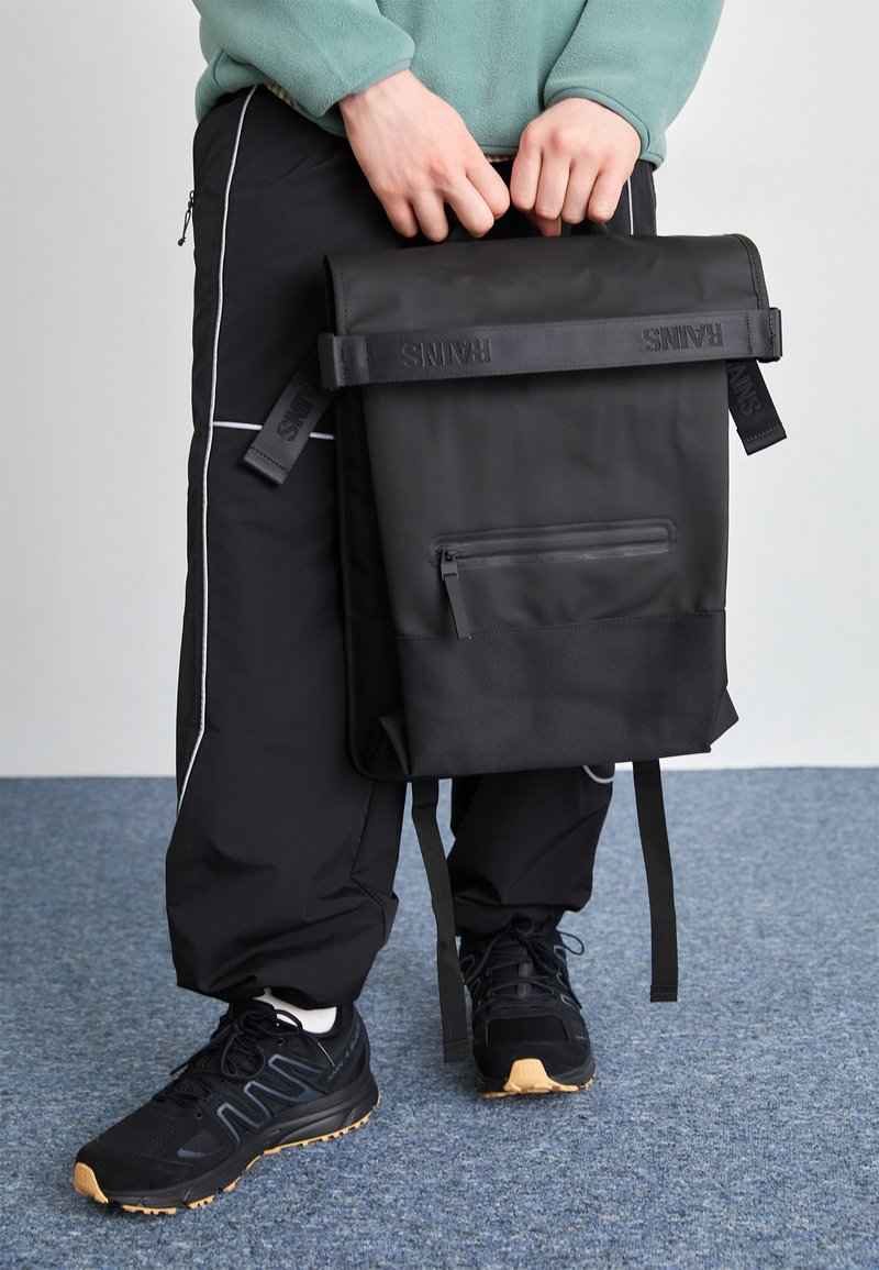 trail rolltop backpack rains Rucksack - Green Water Resistant Water Repellent Rolltop Padded Straps Air-Mesh Back Minimalist Contemporary Urban Design The bag also features an additional zip pocket on the front Rains Men's Trail Rolltop Backpack