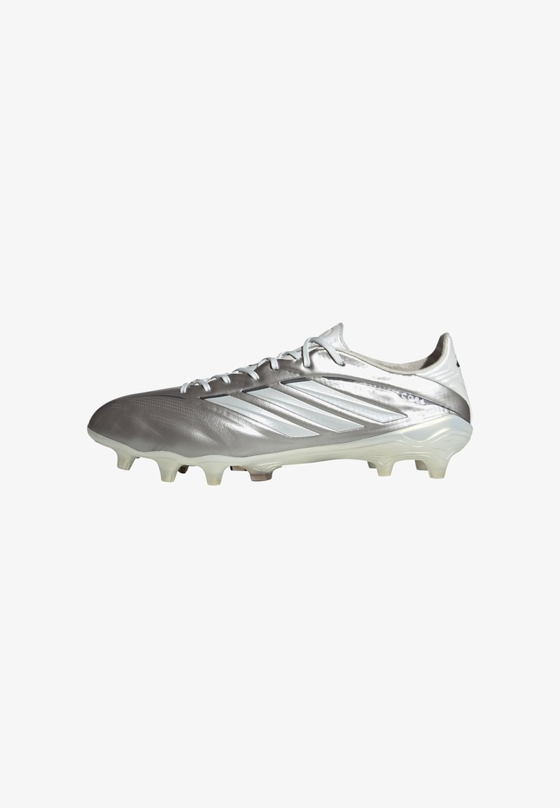 Crampon de football Adidas argent avec des bandes blanches, des lacets et des crampons moulés pour terrain dur, présenté en profil droit.