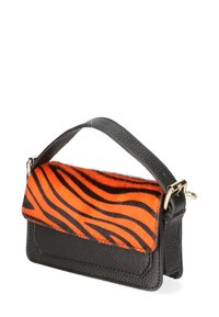 Borsa in pelle nera con un flap in pelliccia a strisce arancioni e nere, dotata di un manico corto e dettagli in metallo dorato. Forma rettangolare.