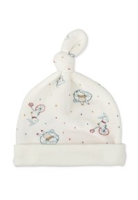 Gorro de bebé blanco suave con un moño en la parte superior y diseños bordados de un conejo y un pato en azul, rojo y beige, con pequeños diamantes dispersos.