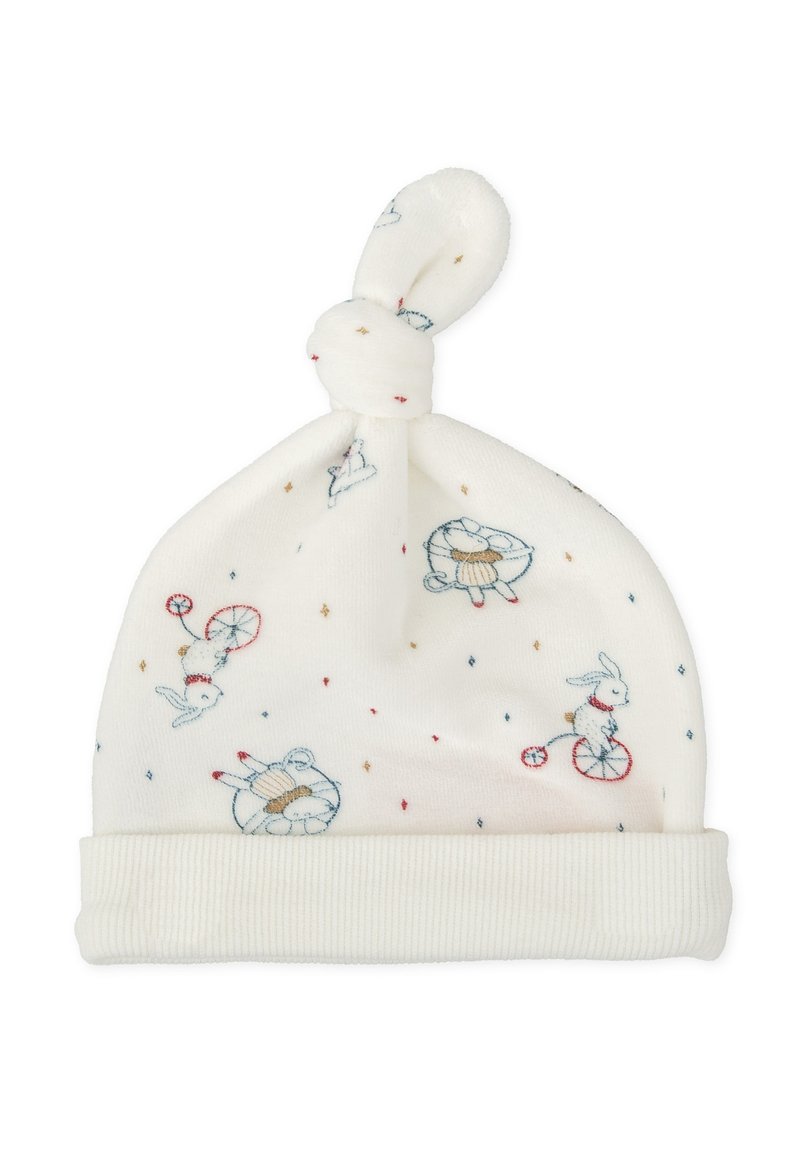 Gorro de bebé blanco suave con un moño en la parte superior y diseños bordados de un conejo y un pato en azul, rojo y beige, con pequeños diamantes dispersos.