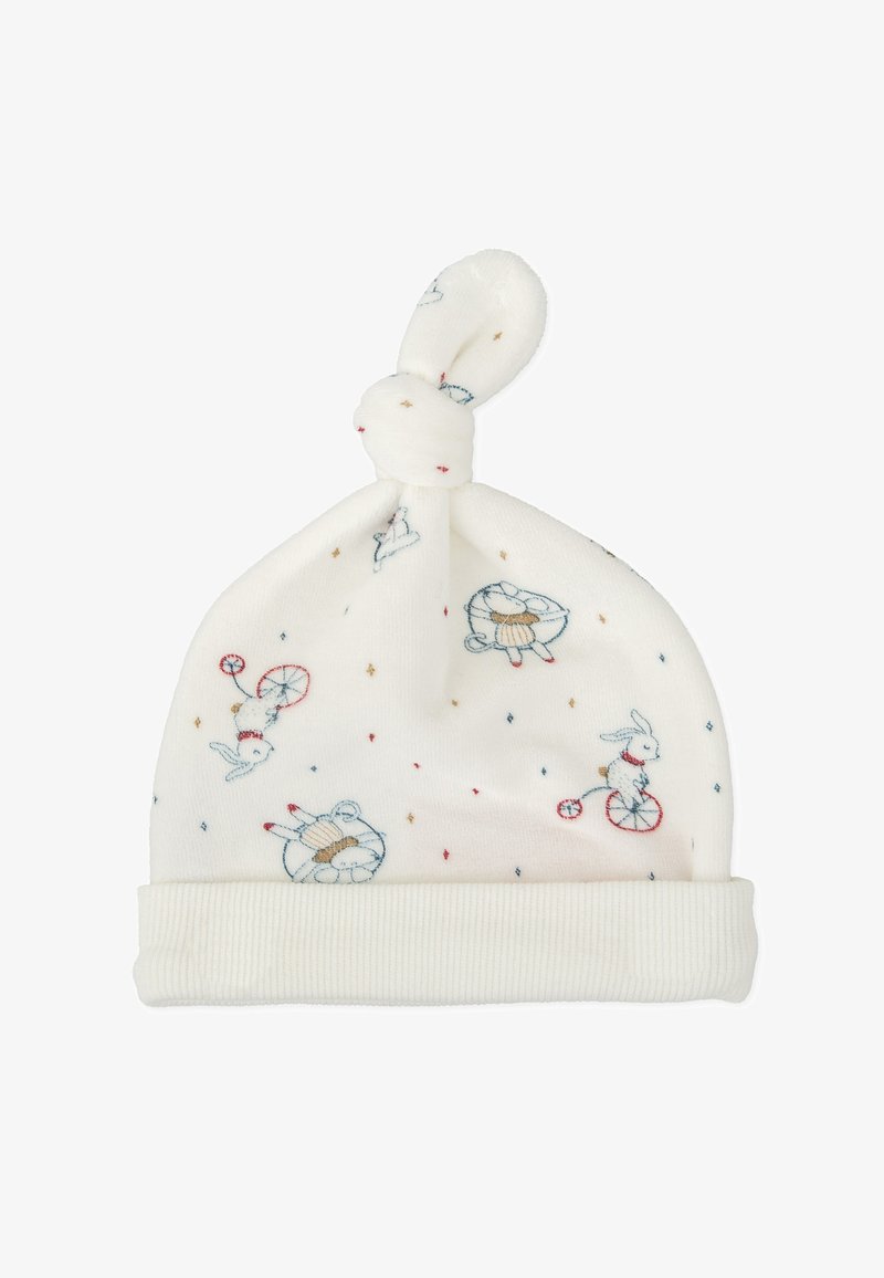 Gorro de bebé blanco suave con un moño en la parte superior y diseños bordados de un conejo y un pato en azul, rojo y beige, con pequeños diamantes dispersos.