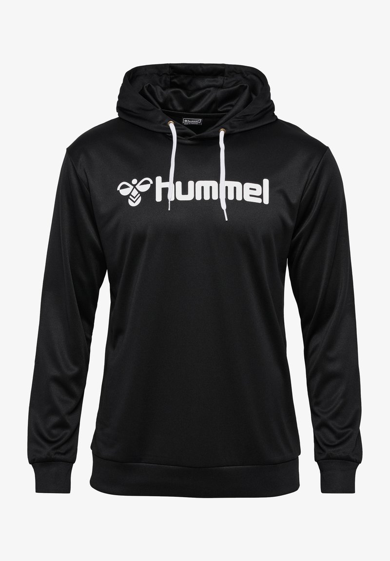 Zwarte hoodie van gladde stof. Heeft een witte logo op de borst en contrasterende koorden. Lange mouwen met ribbels aan de uiteinden.