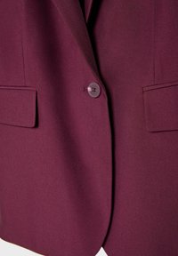 Burgundy blazer s hladkou texturou, jedním knoflíkem na zapínání a dvěma předními kapsami s upravenými okraji.