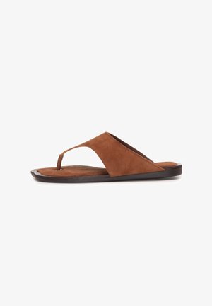 Brun herre thong-sandal i ruskind med bred rem og flad sort sål, vist i sideprofil på hvid baggrund.