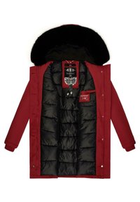 Sarkana parka jaka ar melnu mākslīgo kažokādu, pildīta melna iekšpuse, ribotas aproces un vairāki birkas iekšpusē. Iekļauj pogas un kabatas.