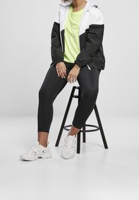 Urban Classics Vindjacka - white