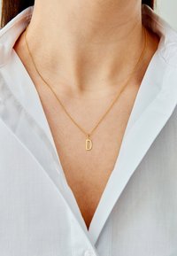 Design Letters HALSKETTE MIT KLEIN INITIAL CHARM GOLD (A-Z) - Halskæder - gold-coloured