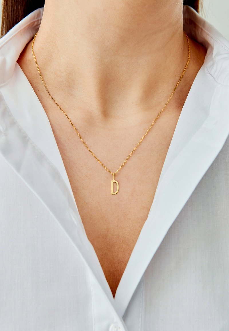 Design Letters HALSKETTE MIT KLEIN INITIAL CHARM GOLD (A-Z) - Halskæder - gold-coloured