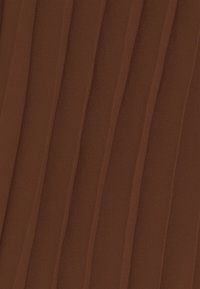 Tela marrón plisada con textura suave, que presenta líneas verticales que crean una apariencia suave y fluida. Ligera y semitranslúcida.