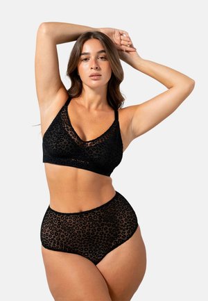 Zwarte luipaardprint bralette en hoog-gedragen slipjes van doorschijnende stof. Voorzien van verstelbare banden en een soepele, gestructureerde afwerking.