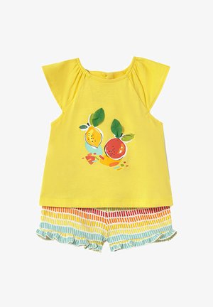 Top di cotone giallo con maniche a cappuccio, caratterizzato da una stampa di limoni e arance; abbinato a pantaloni corti a righe in colori pastello con orlo volant.