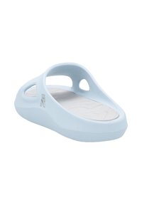 Sandale bleu clair en plastique moulé, avec un bout arrondi, des côtés ouverts et une semelle intérieure blanche texturée avec un motif en relief.