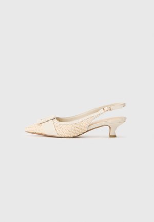 Talons slingback beiges avec une texture tissée et un bout pointu. Présente une large bride avec un accent rectangulaire et un talon bas et élancé.