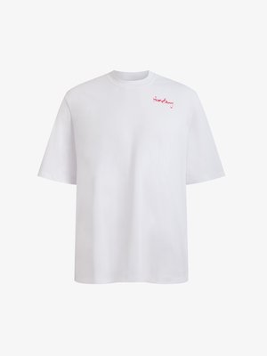 Bijela oversized majica kratkih rukava s okruglim izrezom i malim crvenim rukopisnim logom na gornjem lijevom dijelu prsa na kojem piše "Rose Ansunny."