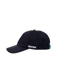 Sort baseball cap lavet af stof, med en buet skygge og det broderede "Kempa" logo i hvidt på venstre forkant.