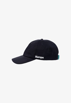 Sort baseball cap lavet af stof, med en buet skygge og det broderede "Kempa" logo i hvidt på venstre forkant.