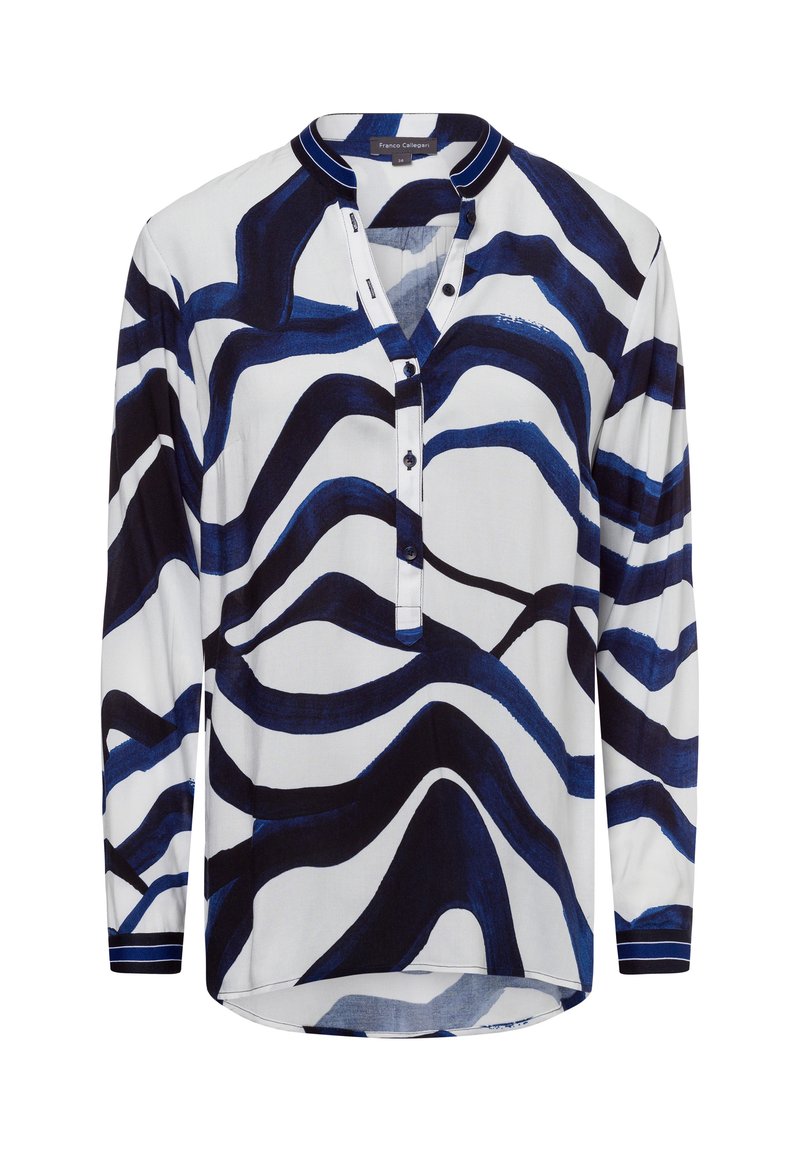 Blusa a maniche lunghe bianca con strisce ondulate blu navy, patta con bottoni e colletto a strisce in contrasto. Tessuto morbido, vestibilità rilassata.