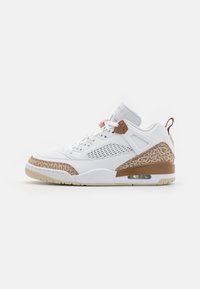 Valged sneakers, millel on tekstuuriga elevandiprindi aktsendid heledas pruunis ja beežis. Omab hingavat võrkkangast, pehmendatud kaelaosa ja pehmendatud talla.