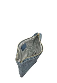 Pochette in tessuto blu con una texture, dotata di una chiusura lampo dorata, con un interno rivestito di un rivestimento argento e un piccolo tag blu, aperta da una vista angolata.