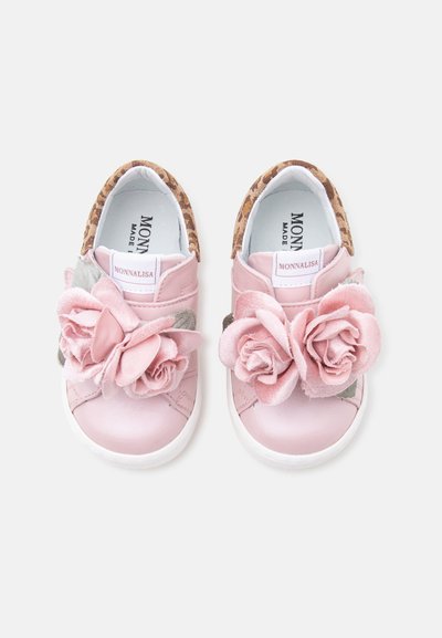 Paire de baskets roses pour tout-petits avec de grandes roses en tissu sur le dessus et un détail imprimé léopard sur le col du talon, vues de dessus.
