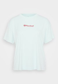 Ljusblå kortärmad t-shirt i mjukt tyg. Har en röd "Rip Curl" logotyp i kursiv stil på framsidan, med en klassisk rund hals.