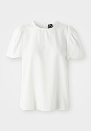 Haut blanc à manches courtes avec un col rond et des manches bouffantes froncées. Présente un bord festonné le long du cou. Tissu doux et texturé.